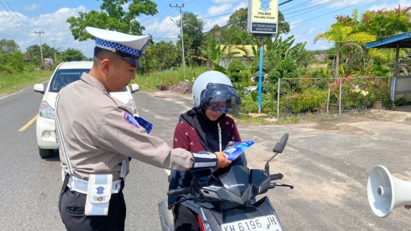 Pembagian Brosur Kamseltibcarlantas kepada Pengguna Jalan