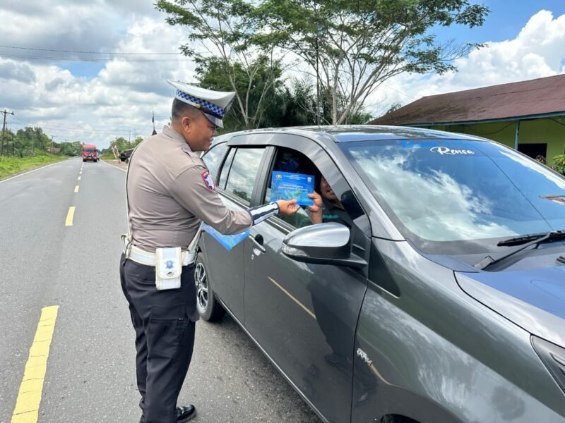 Ciptakan Kamseltibcarlantas, Satlantas Polres Pulang Pisau Bagikan Brosur Keselamatan kepada Pengendara