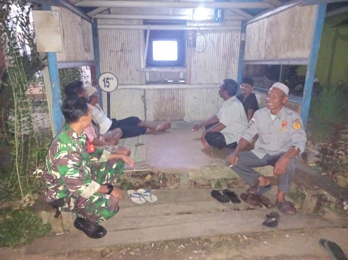 Wujudkan Lingkungan Aman, Babinsa Koramil 1002-06/Barabai Aktifkan Poskamling
