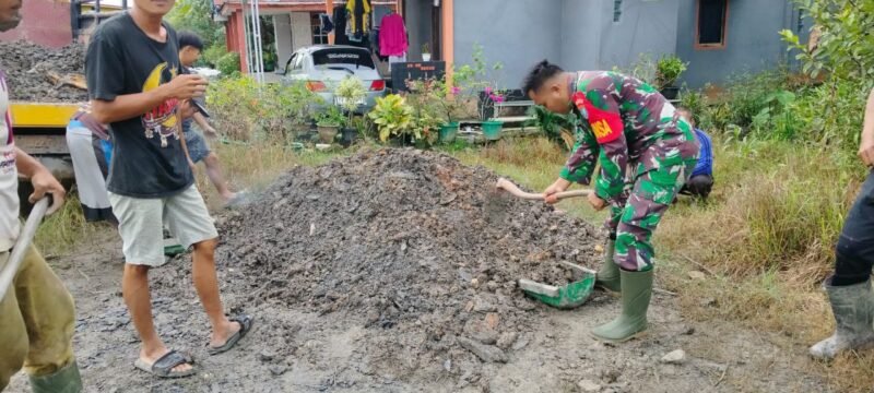 Bantu Kesulitan Rakyat Babinsa Sarang Burung Usrat Gotong Royong Perbaiki Jalan Wilayah Binaan