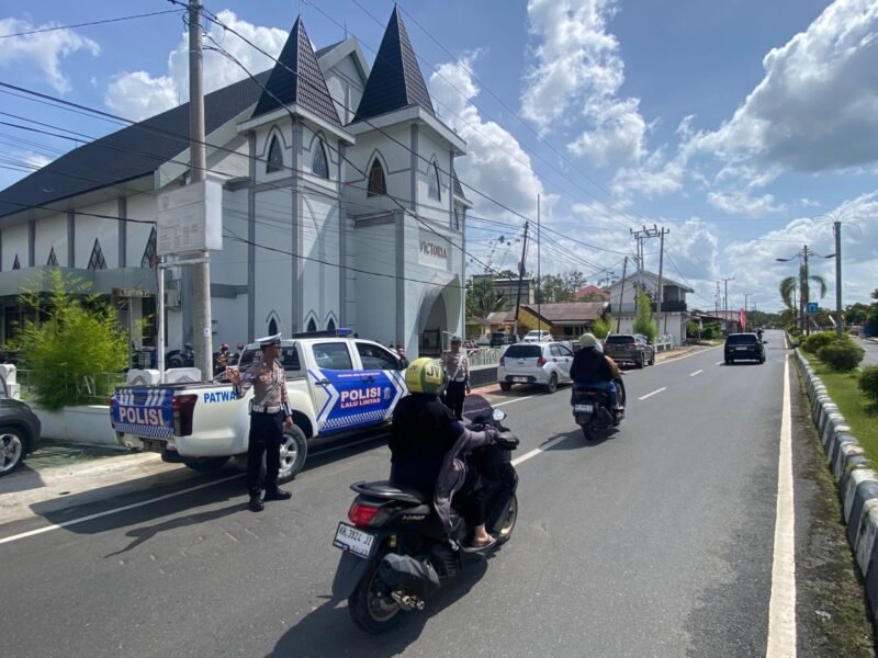 Pastikan Ibadah Minggu Lancar, Sat Lantas Polres Pulang Pisau Siaga di Gereja