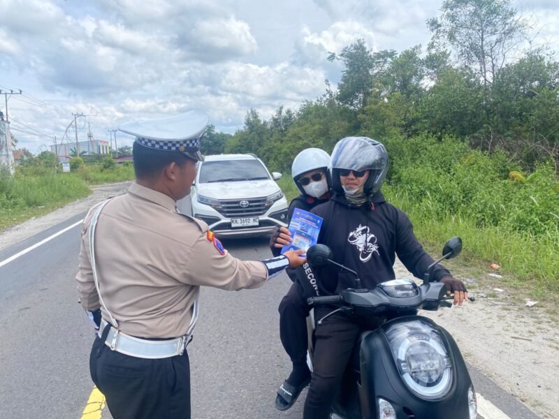 Personel Lantas Memberikan Himbauan Dan Pembagian Brosur Kamseltibcarlantas