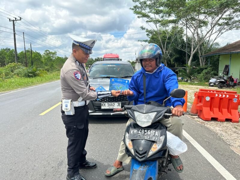 Pembagian Brosur Kamseltibcarlantas kepada Pengguna Jalan