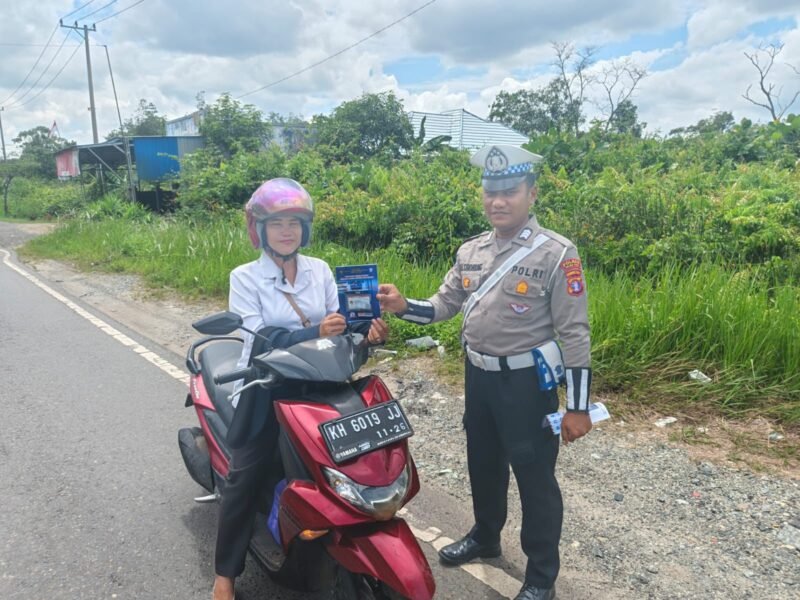 Ciptakan Kamseltibcarlantas, Satlantas Polres Pulang Pisau Bagikan Brosur Keselamatan kepada Pengendara