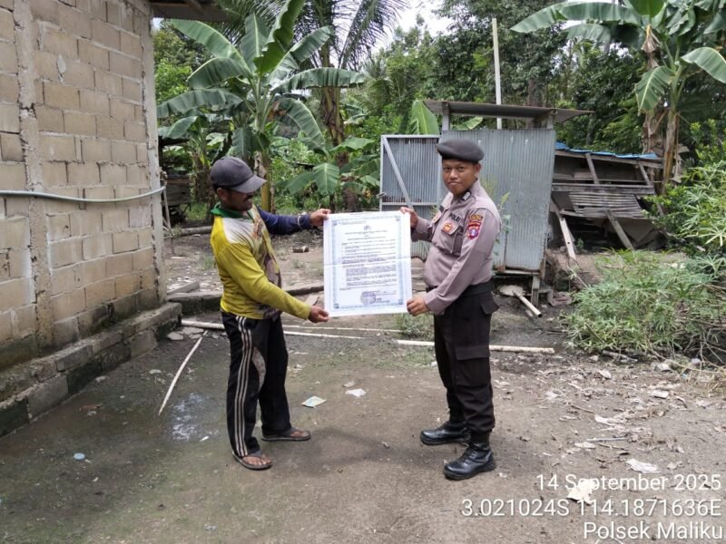 Personil Polsek Maliku melakukan Door to Door System, Menyampaikan Maklumat Kapolda Kalteng