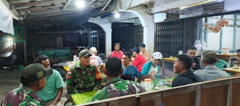Jaga Keamanan Dan Ketertiban Anggota Koramil 08/Paloh Lakukan Patroli Bersama Warga