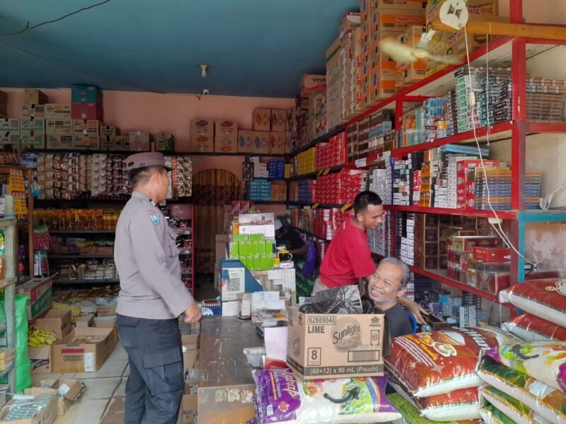 Personil Satbinmas Pulpis Sambangi pedagang dan memberikan himbauan Kamtibmas