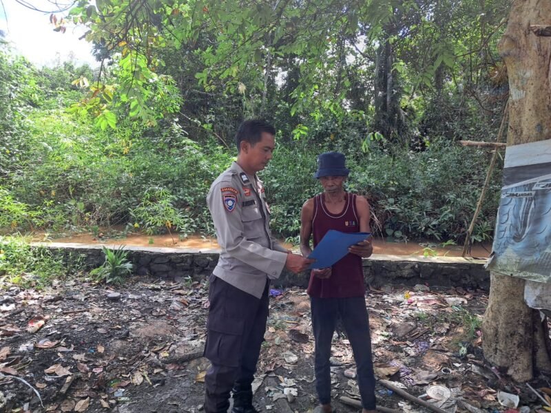 Cegahi Karhutla, Personil Sat Binmas Polres Pulang Pisau memberikan himbauan dilarang membakar hutan dan lahan secara sembarangan kepada masyarakat