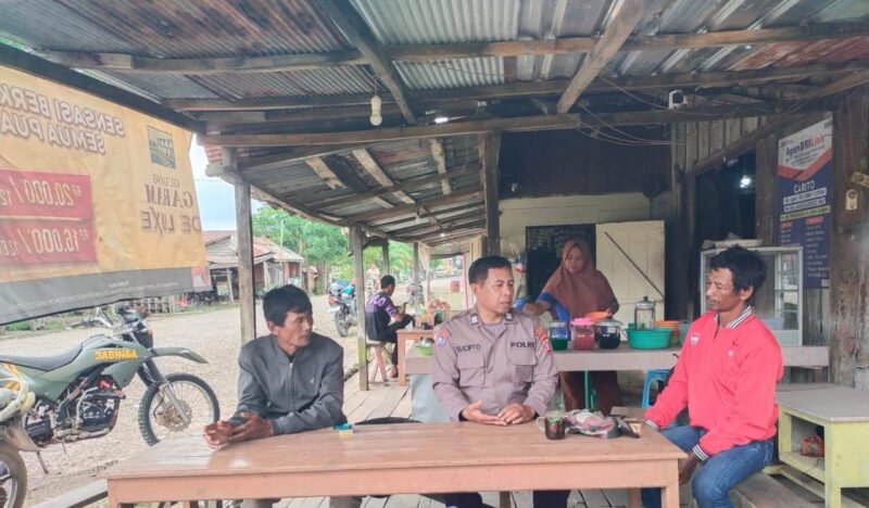 Sambangi Warga Dengan Humanis, personel Polsek Sebangau Kuala Sampaikan Pesan Kamtibmas kepada Warganya