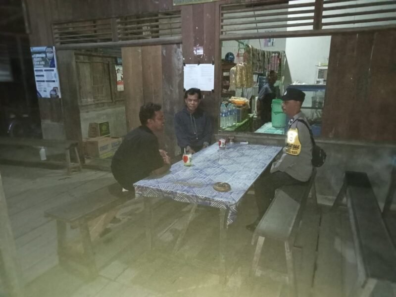 Polsek Sebangau Kuala Aktif Sambangi Warga di malam hari.