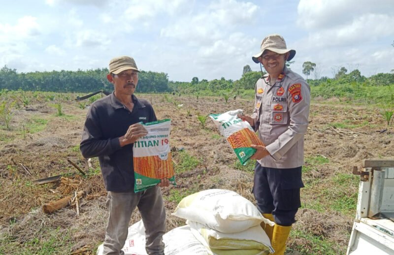 Dukung Ketahanan Pangan, Kapolsek Kahayan Hilir Serahkan Bibit dan Pupuk ke Petani di Anjir Pulang Pisau