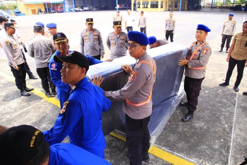 Polri Berangkatkan Bantuan Kemanusiaan ke NTT untuk Bantu Korban Banjir dan Longsor
