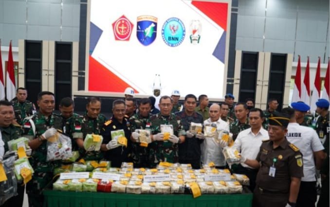 Serahkan 63 Kilogram Sabu, dan Pelaku ke BNNP Kalbar Foto: Bib gila/TargetNews.ID