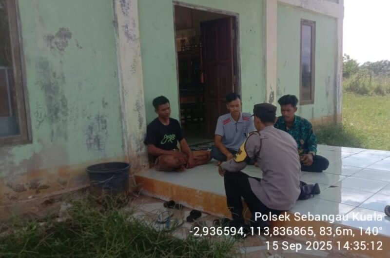Personil Polsek Sebangau Kuala sambangi Warga Sekitar dan menyampaikan Himbauan Kamtibmas kepada masyarakat.
