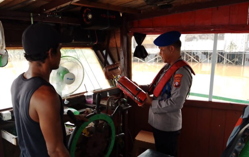 Patroli di DAS Kahayan, Sat Polair Polres Pulang Pisau Periksa Alat Keselamatan Kapal