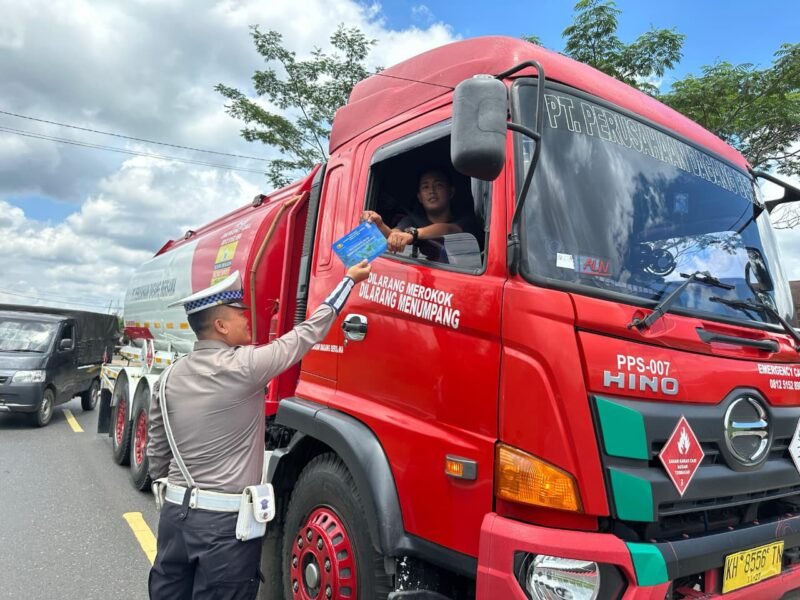 Satlantas Polres Pulang Pisau Bagikan Brosur Kamseltibcarlantas kepada Pengendara