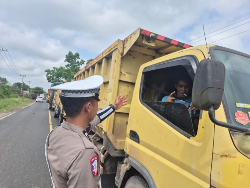 Satlantas Pulang Pisau Tegur Pengemudi Tanpa Sabuk Pengaman
