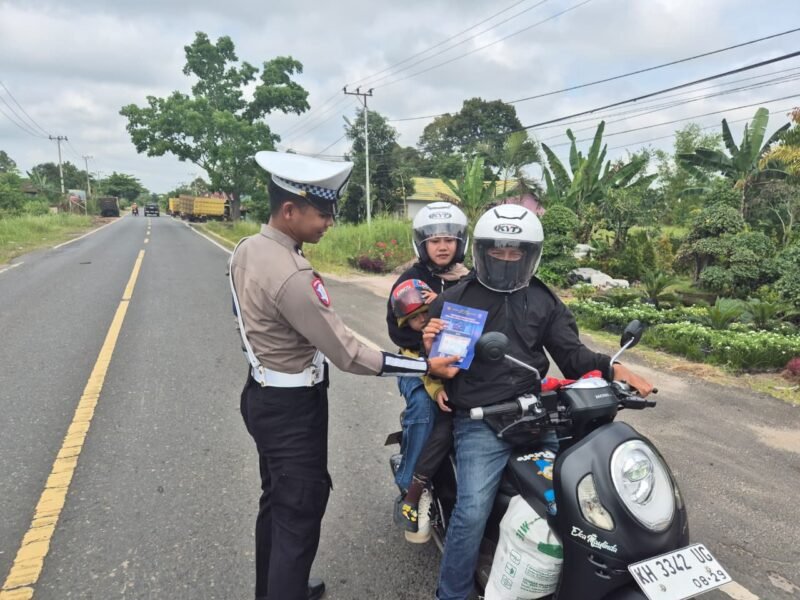 Pembagian Brosur Kamseltibcarlantas kepada Pengguna Jalan