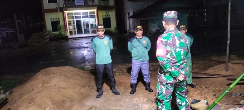 Komitmen Jaga Keamanan Lingkungan Babinsa Dan Linmas Gelar Patroli Malam