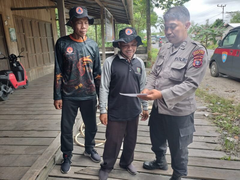 Cegahi Karhutla, Personil Sat Binmas Polres Pulang Pisau memberikan himbauan dilarang membakar hutan dan lahan secara sembarangan kepada masyarakat