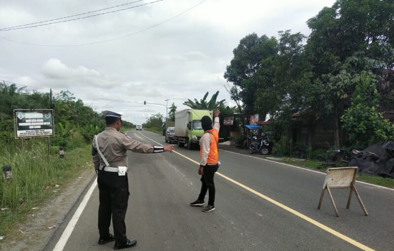 Antisipasi Kemacetan, Polisi Tertibkan Lalu Lintas di Lokasi Pengaspalan Tumbang Nusa