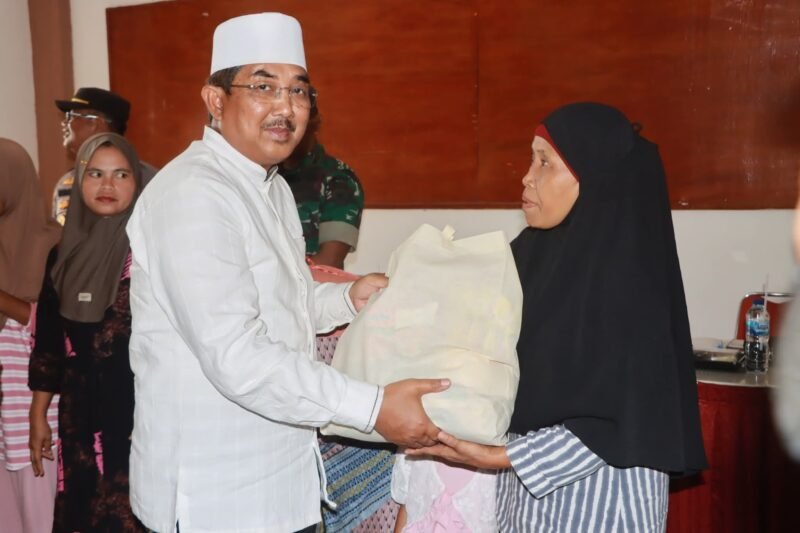Bupati Anwar Sadat Serahkan Bantuan Sembako, foto: redaksi/Arijal
