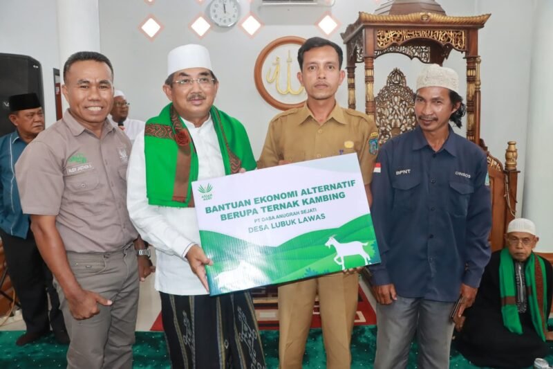 Bupati Tanjab Barat Anwar Sadat Hadiri Maulid Nabi di Muara Papalik, di masjid ALMUTAALIMIN, foto: redaksi/arijal
