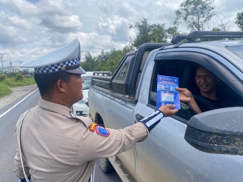 Satlantas Polres Pulang Pisau Bagikan Brosur Kamseltibcarlantas kepada Pengendara