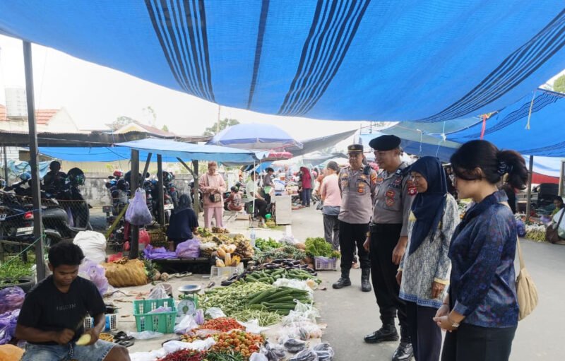 Sinergitas Polsek dan Tripika Kahayan Hilir Jaga Keamanan Pasar Mingguan
