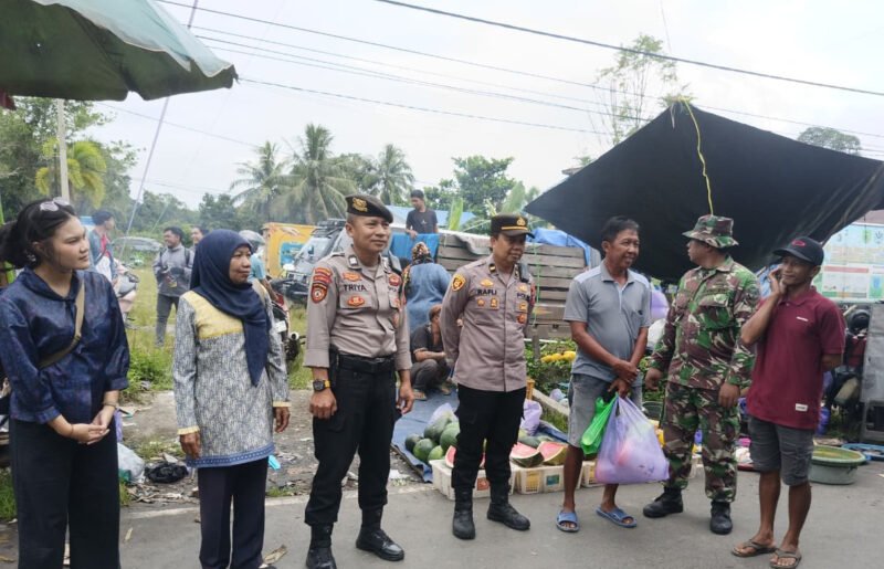 Polsek Kahayan Hilir dan Tripika Gelar Patroli Sinergis Amankan Pasar Mingguan
