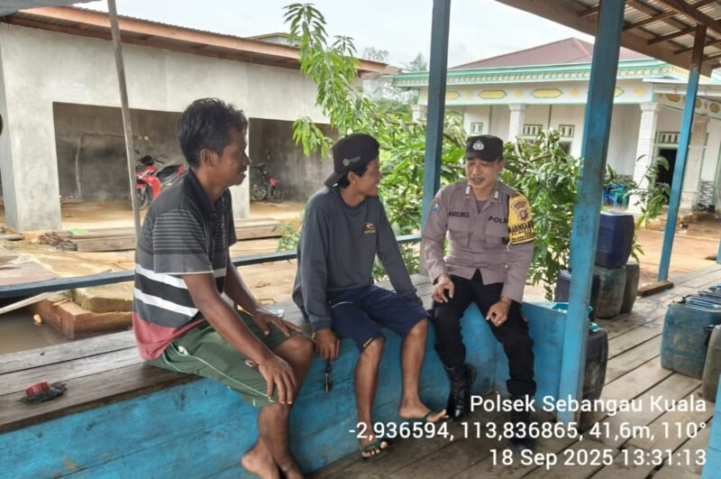 Personil Polsek Sebangau Kuala sambangi Warga Sekitar dan menyampaikan Himbauan Kamtibmas kepada masyarakat.