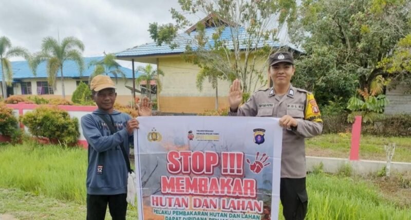 Menggunakan Spanduk Tentang Larangan Karhutla Upaya Cegah Karhutla Oleh Personil Polsek Maliku