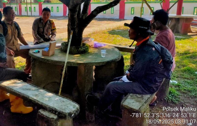 Personil Polsek Maliku melakukan Door to Door System, Menyampaikan Maklumat Kapolda Kalteng