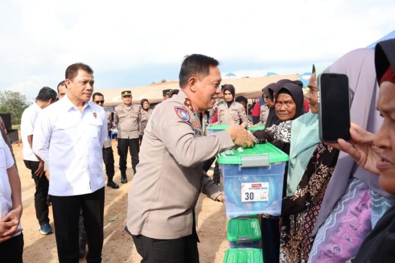 Foto: Gelar Bakti Sosial 35 Tahun IKDB 90, Bagikan 1.485 Paket Sembako di Rempang Batam