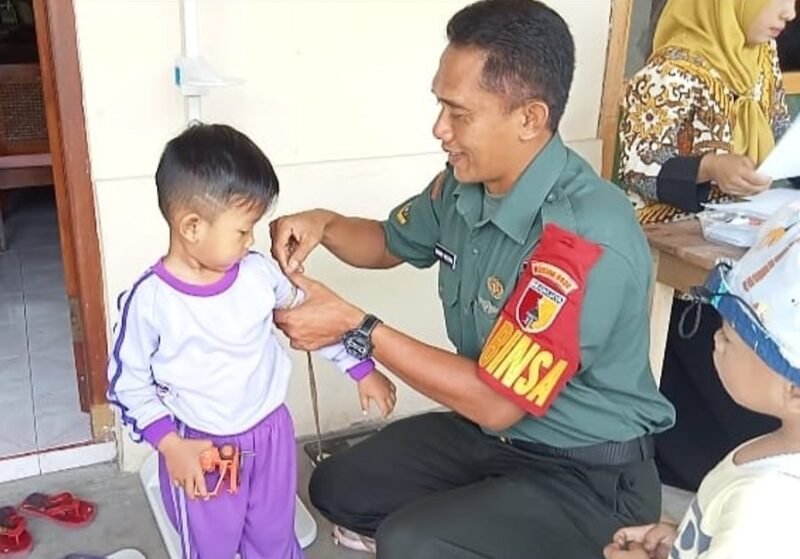 Babinsa Jajar Dampingi Bidan Desa, dalam Percepatan Penanganan Stunting