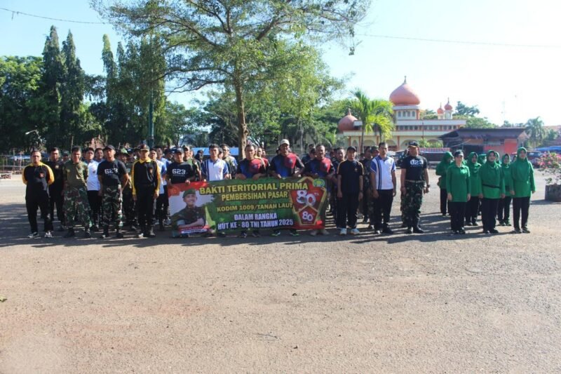 Bakti Teritorial Prima Personel Serta Persit Kodim 1009/Tla Bersihkan Pasar Tapandang Berseri
