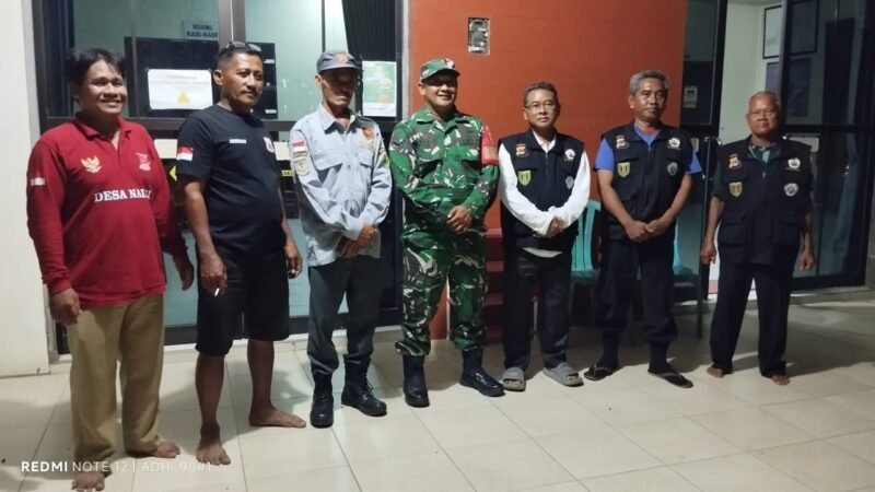 Wujudkan Keamanan Lingkungan, Babinsa dan Linmas Patroli di Desa Nalui