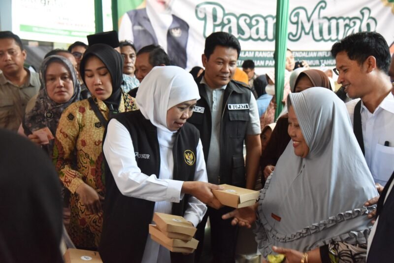 Bupati Sidoarjo Dampingi Gubernur Jatim Tinjau Pasar Murah[Foto: rddaksi/Antok]