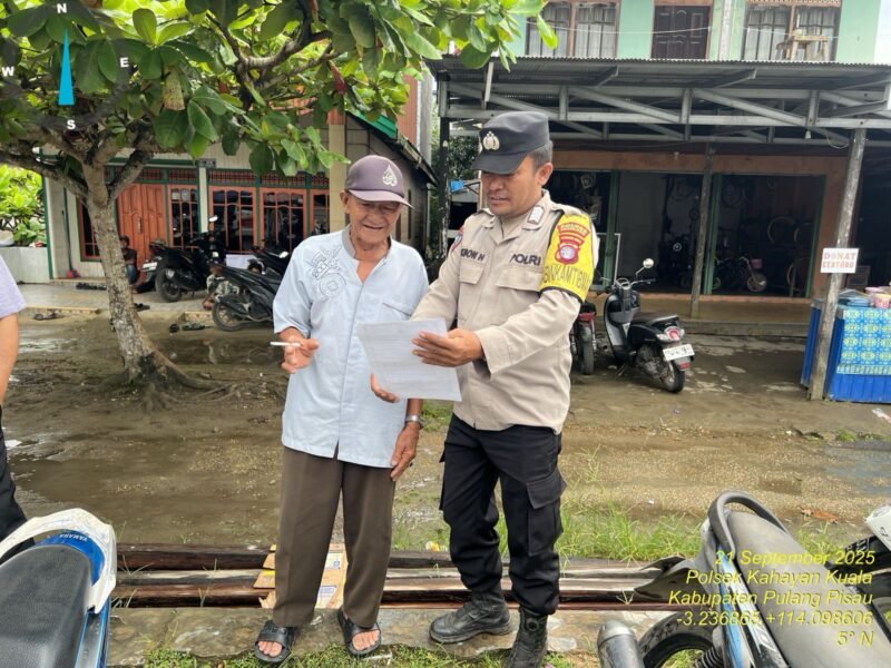 Personel Polsek Kahayan Kuala melaksanakan sosialisasi Maklumat Kapolda Kateng terkait mengemukakan pendapat di muka umum.