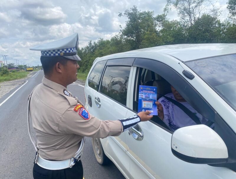 Pembagian Brosur Kamseltibcarlantas kepada Pengguna Jalan