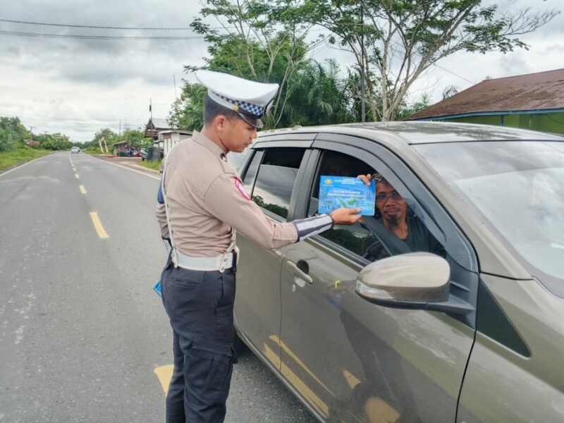 Personel Lantas Memberikan Himbauan Dan Pembagian Brosur Kamseltibcarlantas
