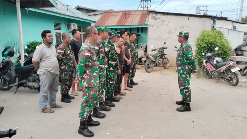 Wujud Kepedulian Terhadap Lingkungan, Anggota Koramil 1208-01/Sambas Ajak Warga Laksanakan Karya Bakti Di Pasar