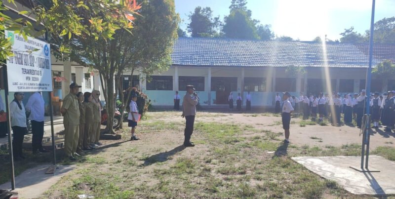 Jalin Kedekatan dengan Siswa, Kanit Binmas Sampaikan Pesan Kamtibmas di Upacara Sekolah