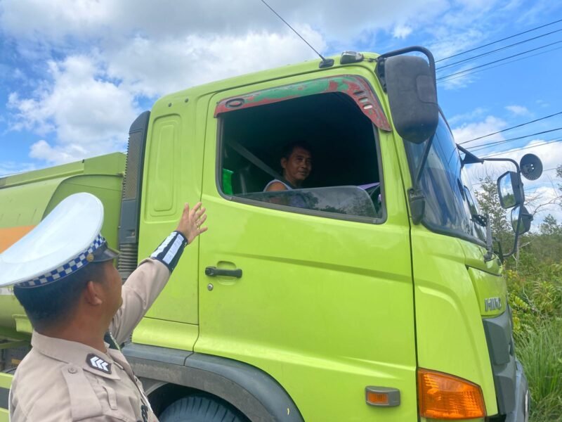Satlantas Pulang Pisau Berikan Teguran Simpatik Kepada Pengemudi R4