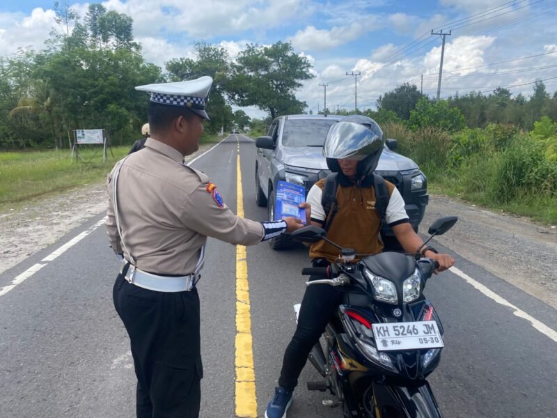 Pembagian Brosur Kamseltibcarlantas kepada Pengguna Jalan