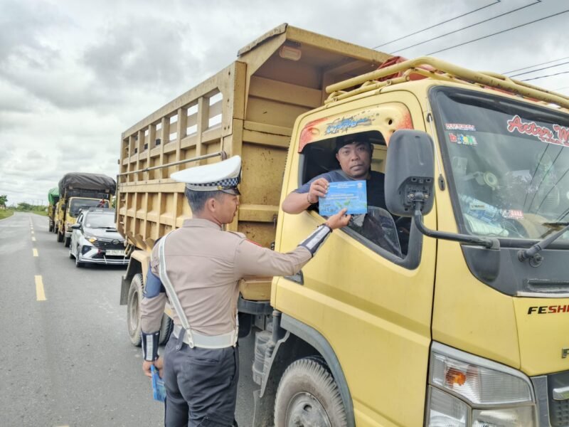 Satlantas Polres Pulang Pisau Bagikan Brosur Kamseltibcarlantas kepada Pengendara