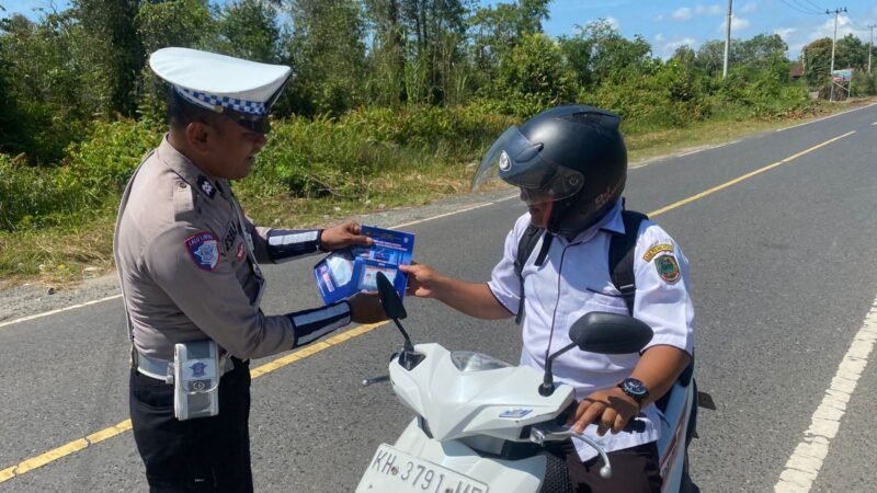 Personel Lantas Memberikan Himbauan Dan Pembagian Brosur Kamseltibcarlantas