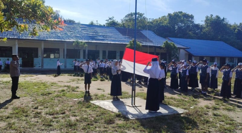 Pererat Hubungan Polisi dan Pelajar, Kanit Binmas Hadiri Upacara Bendera di SMPN Satu Atap I Henda