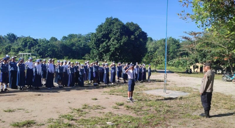 Polisi Masuk Sekolah: Kanit Binmas Polsek Jabiren Raya Jadi Pembina Upacara di SMPN Satu Atap I Henda