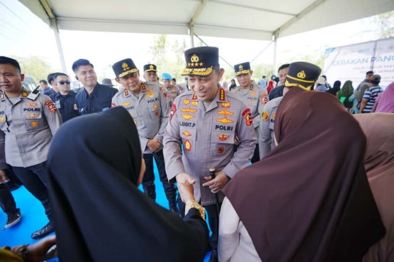 Kapolri Berikan Bansos dan Salurkan, Bahan Pangan Murah di Semarang